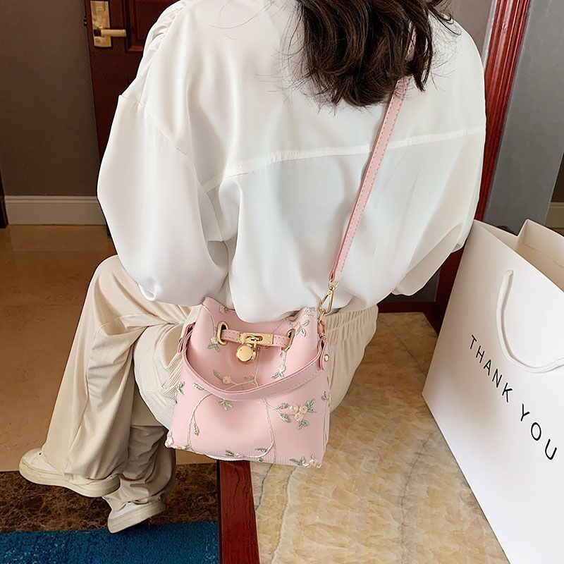 New Fashionable Multi functional Women s trend Embroidered Lace Small Crossbody Bag Fashionable leisure Women s Single Shoulder Bucket Bag Designer Ba
