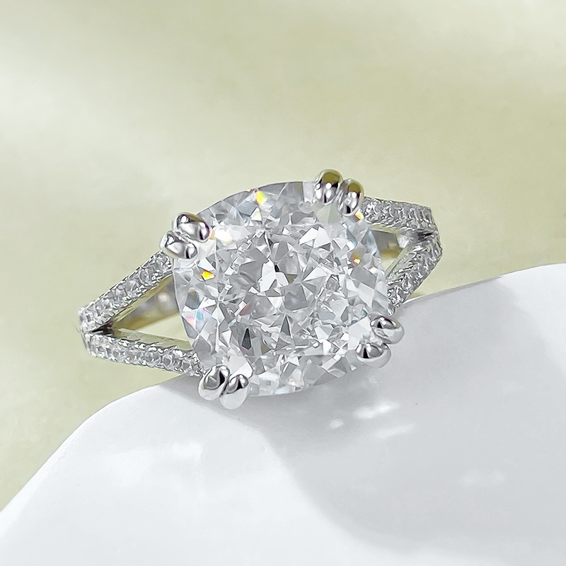 2025 Noble Jewelry Wedding Rings Soild 100% 925 Sterling Silver Cushion Shape 10MM White Designer Moissanite Diamond Party Elegant Women Engagement Ba