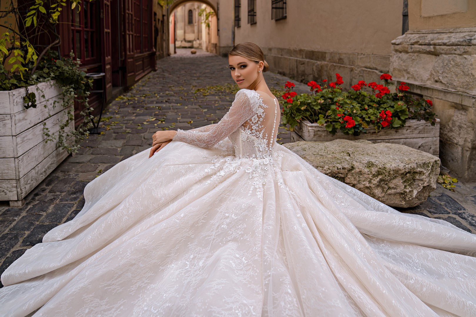 Chic Lace Sheer Neck Ball Gown Wedding Dress Full Sleeves Appliques princess Bridal Gowns Back Covered With Button