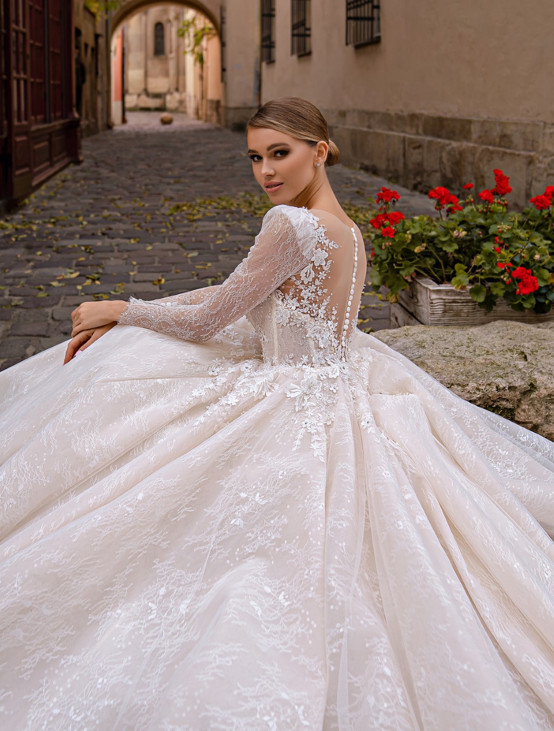 Chic Lace Sheer Neck Ball Gown Wedding Dress Full Sleeves Appliques princess Bridal Gowns Back Covered With Button