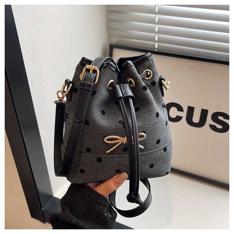 New winter bucket bag fashionable versatile portable high end cross border leisure trend Korean version Instagram autumn niche single shoulder designe