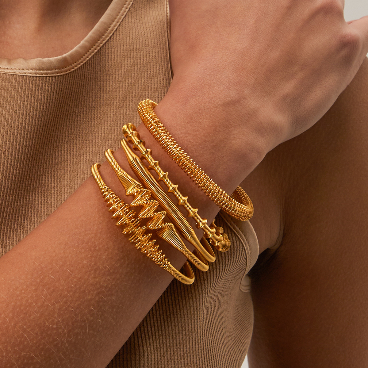 Designer Retro Open Bracelet for Women Titanium Steel 18k Gold Plated Non Fading Double Ball Wrinkle Twisted Space Line Personalized Party Jewelry