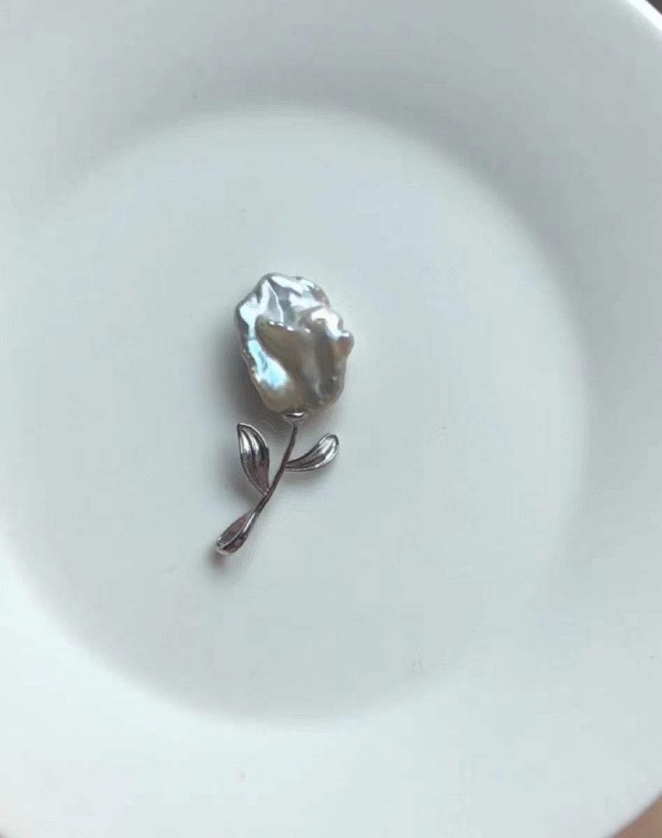 Fashionable freshwater pearl brooch trend