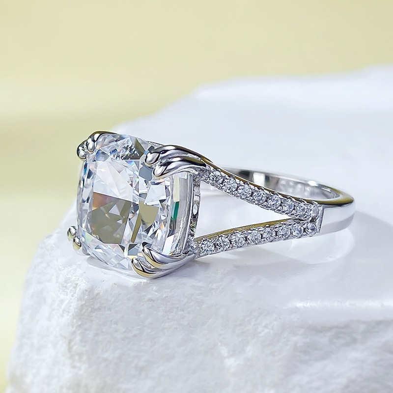 2025 Noble Jewelry Wedding Rings Soild 100% 925 Sterling Silver Cushion Shape 10MM White Designer Moissanite Diamond Party Elegant Women Engagement Ba
