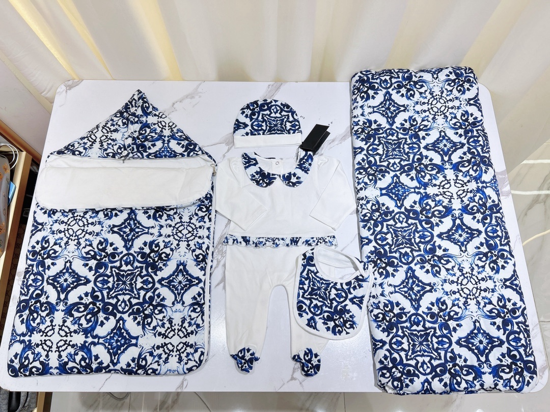 Designer Newborn totem letter printed Rompers Suits Baby Sleeping Wear Jumpsuit cotton Bedding Blankets with Hat and Bib Diaper 5pcs Infant clothing gift S1340