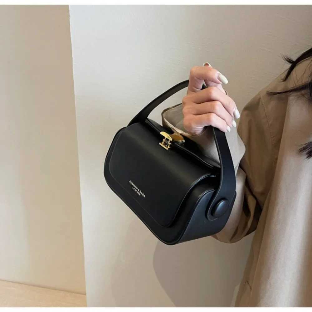 Classic Black Shoulder Bag Womens Versatile Retro Crossbody Square Bags 2024 New Large Capacity Texture Leather Flip Bag Y250320