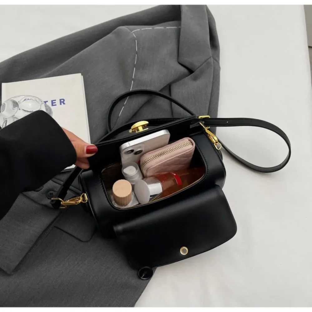 Classic Black Shoulder Bag Womens Versatile Retro Crossbody Square Bags 2024 New Large Capacity Texture Leather Flip Bag Y250320