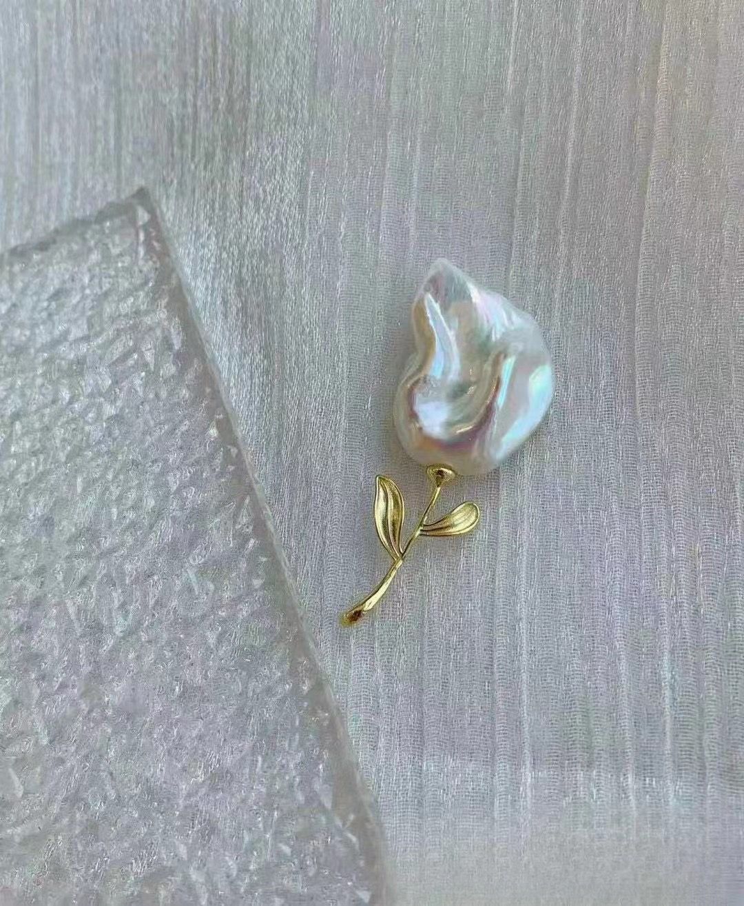 Fashionable freshwater pearl brooch trend