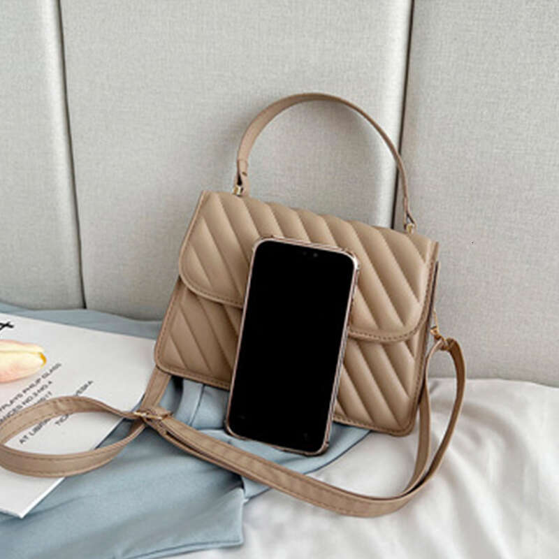 2025 Fashion PU Heart-shaped Metal Buckle Decoration Lady Handbag With Adjustable Strap Women Shoulder Bag For Commute Shopping