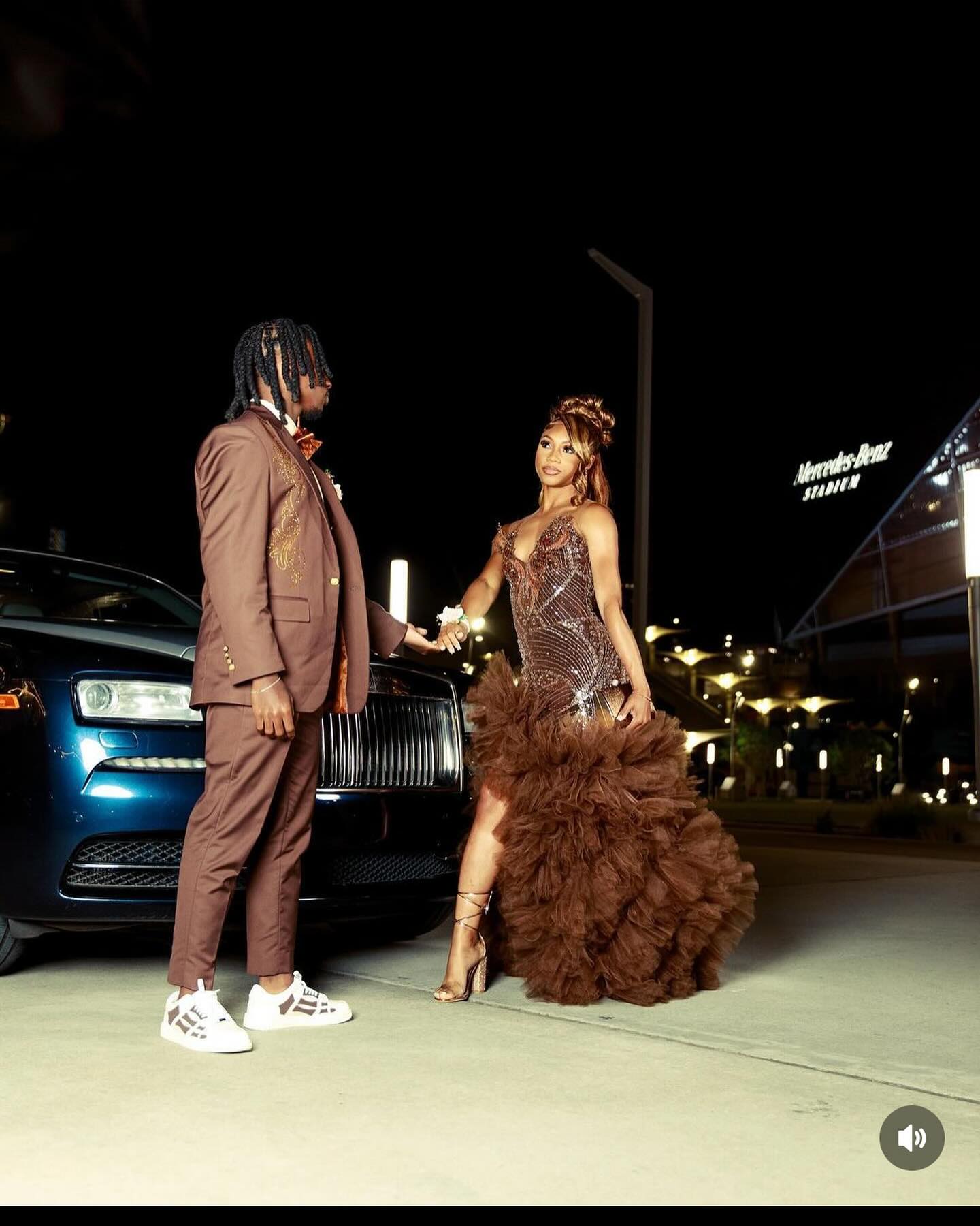 Brown Mens Cool Suit Peaked Lapel Wedding Tuxedos Three Pieces Sequins Appliqued Groom Wear For Black Men One Button Prom Evening Blazers With Vest Ja