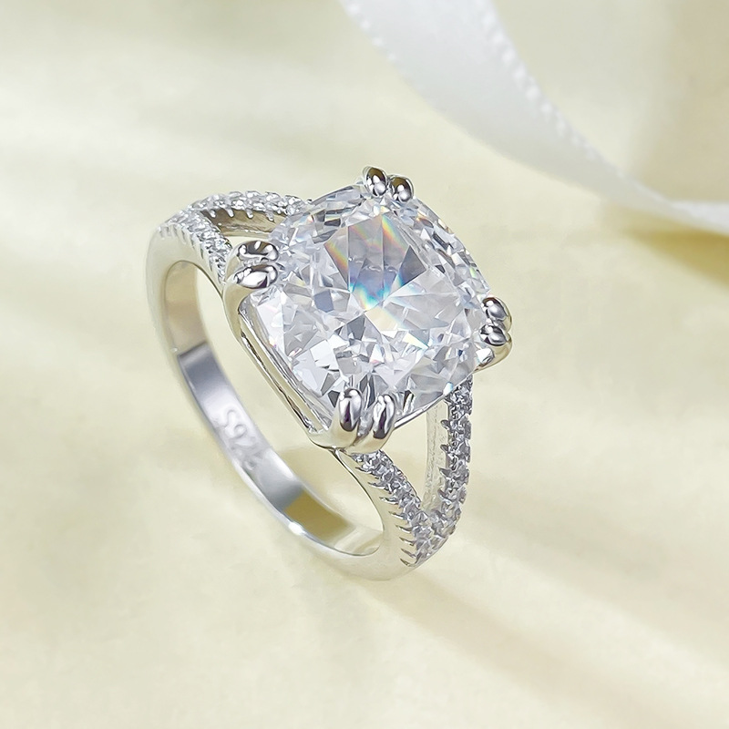 2025 Noble Jewelry Wedding Rings Soild 100% 925 Sterling Silver Cushion Shape 10MM White Designer Moissanite Diamond Party Elegant Women Engagement Ba