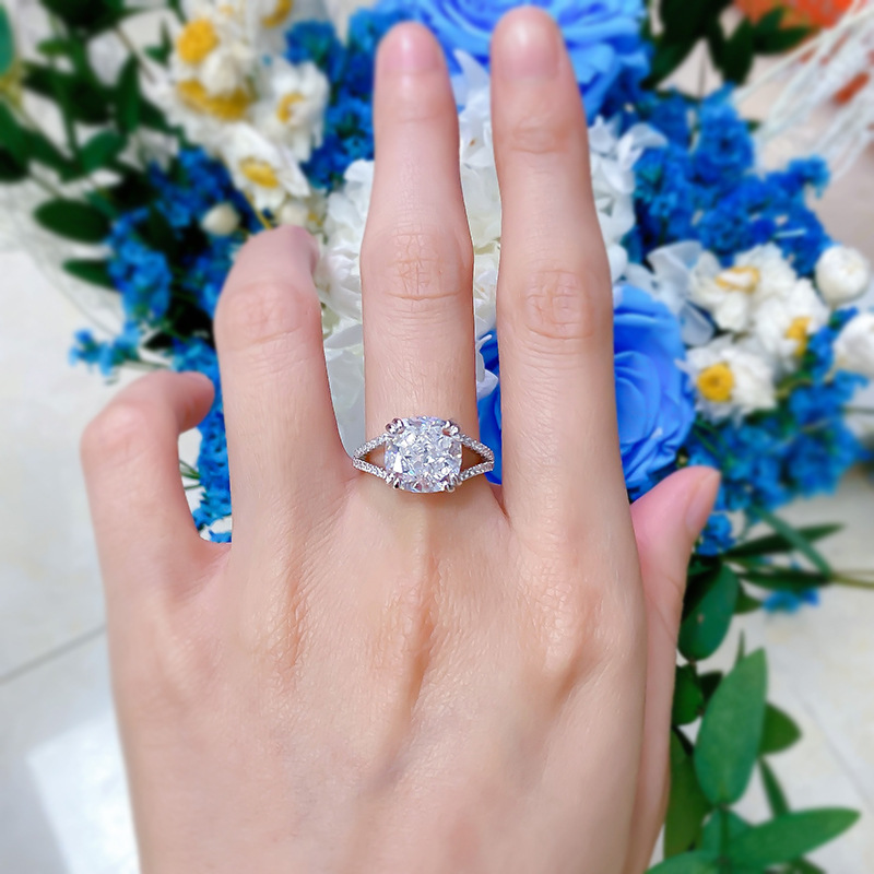 2025 Noble Jewelry Wedding Rings Soild 100% 925 Sterling Silver Cushion Shape 10MM White Designer Moissanite Diamond Party Elegant Women Engagement Ba