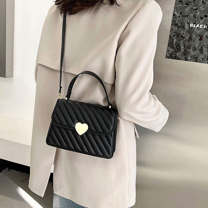 2025 Fashion PU Heart-shaped Metal Buckle Decoration Lady Handbag With Adjustable Strap Women Shoulder Bag For Commute Shopping