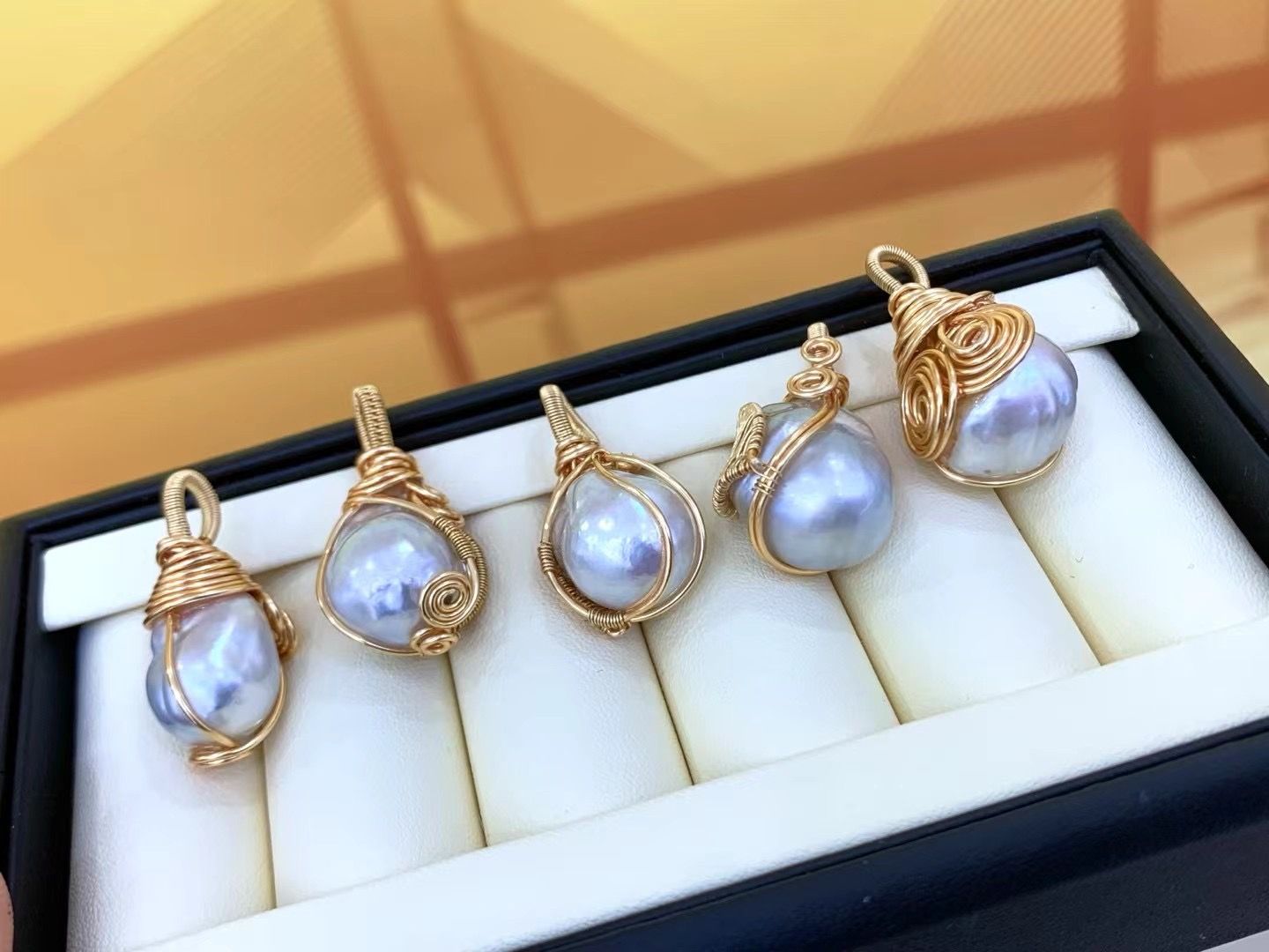 Fashionable freshwater pearl brooch trend