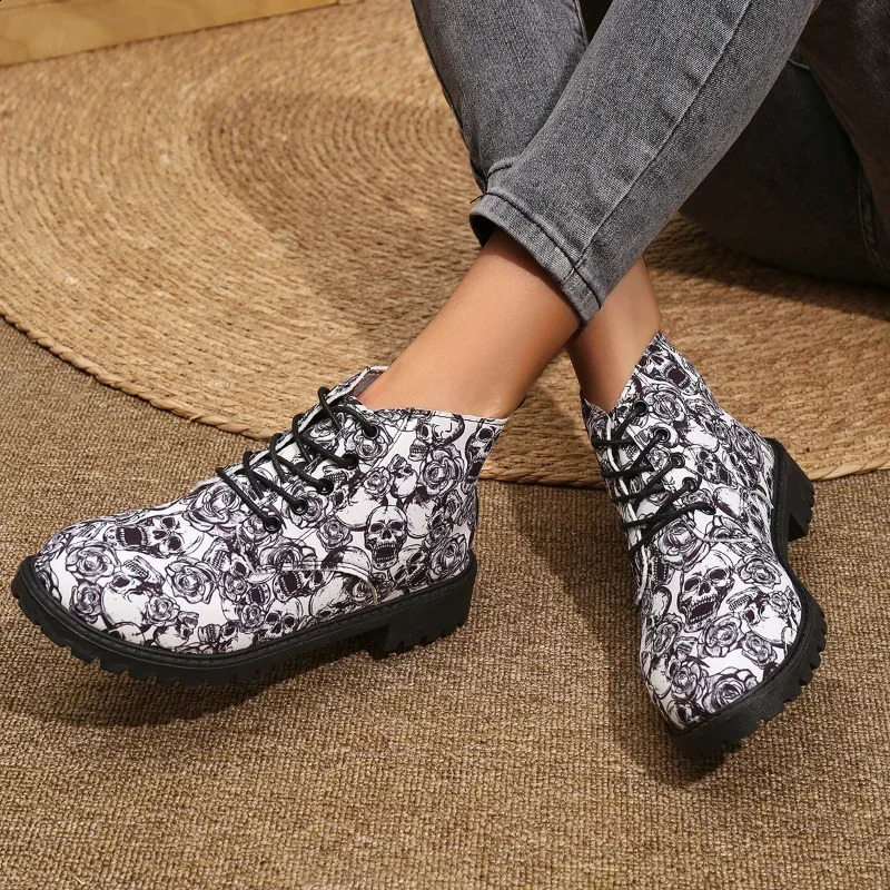 Woman Lace-up Short Leather Boots Fashion Platform Shoes Trend Punk Leather Fashion Christmas Print Botas Plus Size 42 241118