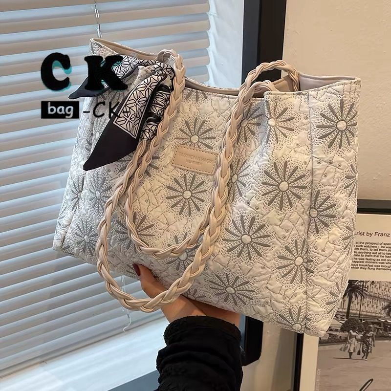 leisure CUVEA KORRES New Large Capacity Red New Fashion Winter Single Shoulder trend Leisure Multi functional Commuter Handbag Designer Bag