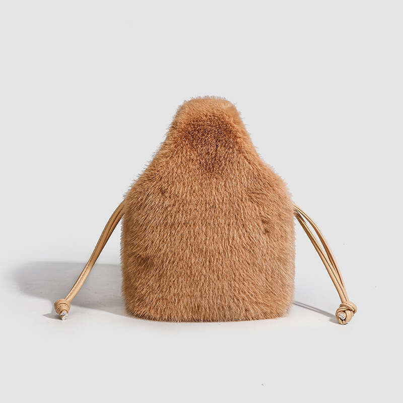 Autumn and winter new fur female niche design, hand-held bucket bag, fashionable handbag, trendy crossbody plush bag
