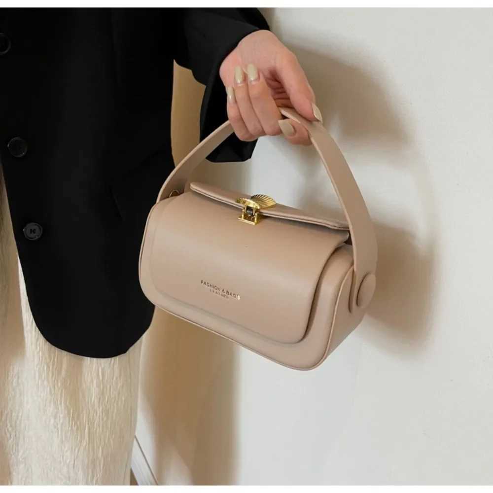 Classic Black Shoulder Bag Womens Versatile Retro Crossbody Square Bags 2024 New Large Capacity Texture Leather Flip Bag Y250320