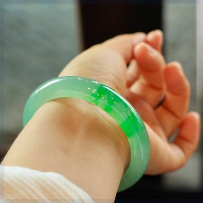 MyanmarjadejadebraceletfemaleiceYanggreenflatstripoldpitgreenfloatingflowerwaxyicehalflandscape genuinejadegifts