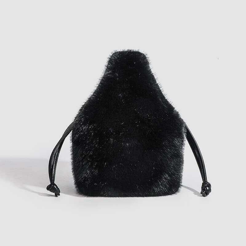 Autumn and winter new fur female niche design, hand-held bucket bag, fashionable handbag, trendy crossbody plush bag