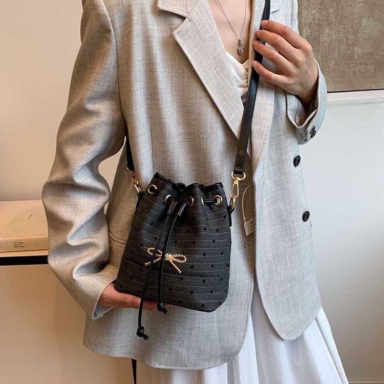 New winter bucket bag fashionable versatile portable high end cross border leisure trend Korean version Instagram autumn niche single shoulder designe