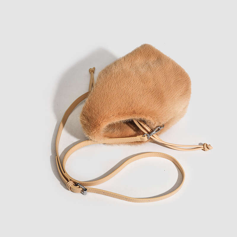 Autumn and winter new fur female niche design, hand-held bucket bag, fashionable handbag, trendy crossbody plush bag
