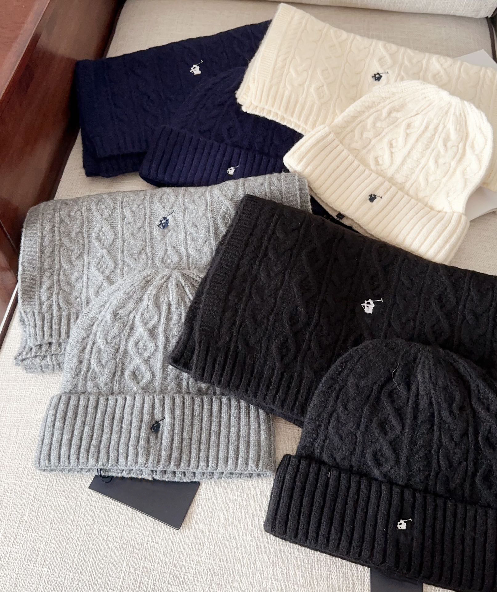 Women's And Men's Designer Hats & Scarves Sets Luxury Scraves Unisex Couple Knitted Beanie Warmth For Autumn And Winter Fashion Gift