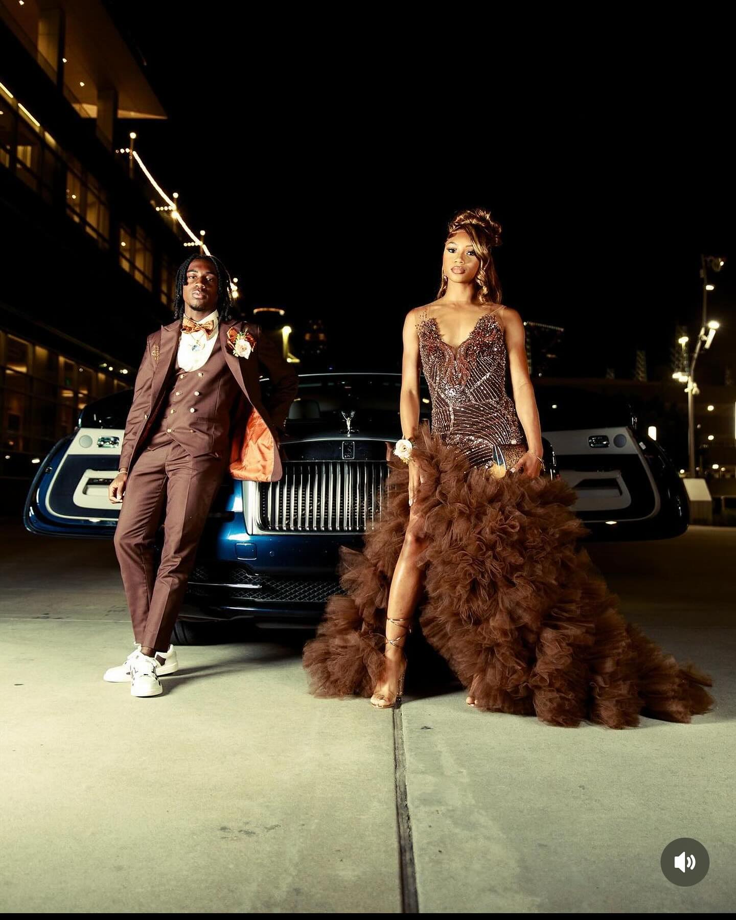 Brown Mens Cool Suit Peaked Lapel Wedding Tuxedos Three Pieces Sequins Appliqued Groom Wear For Black Men One Button Prom Evening Blazers With Vest Ja