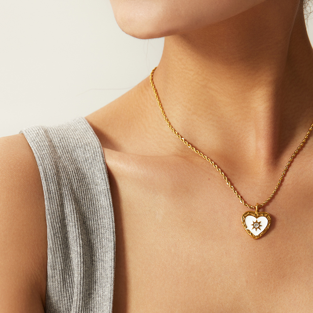 Designer Summer Vintage Fried Dough Twists Chain Heart Shaped Zircon Pendant Necklace for Women Stainless Steel 18k Gold Plated Fashion Party Wedding 