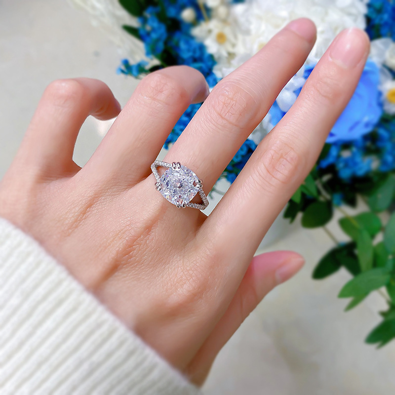 2025 Noble Jewelry Wedding Rings Soild 100% 925 Sterling Silver Cushion Shape 10MM White Designer Moissanite Diamond Party Elegant Women Engagement Ba
