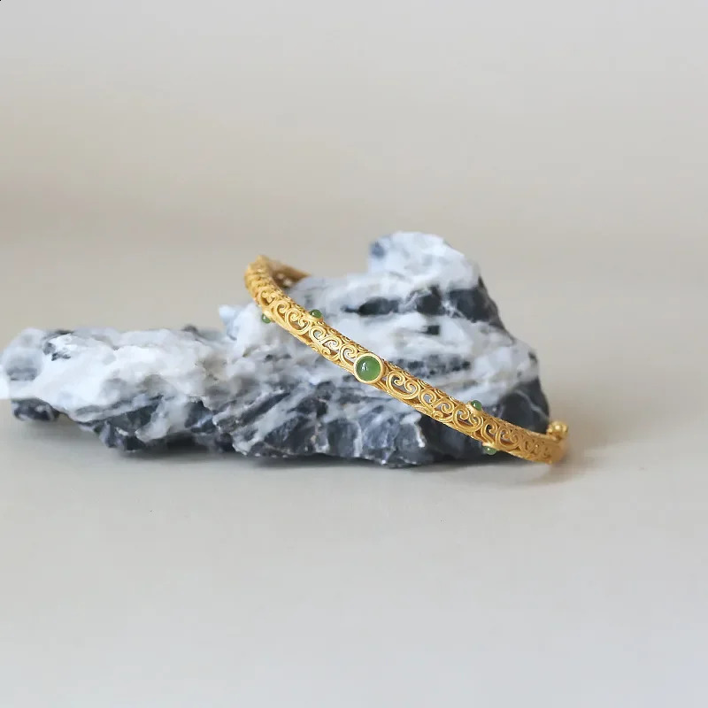 Vintage exquisite carved gold hollow bracelet suitable for women. Traditional Chinese ancient jewelry inlaid with jade bracelet 241119