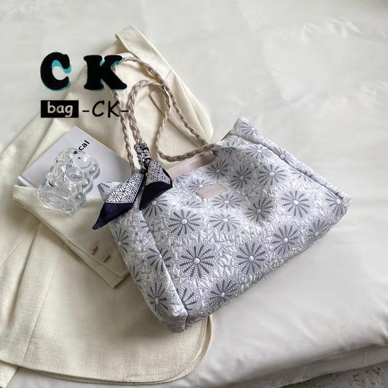 leisure CUVEA KORRES New Large Capacity Red New Fashion Winter Single Shoulder trend Leisure Multi functional Commuter Handbag Designer Bag