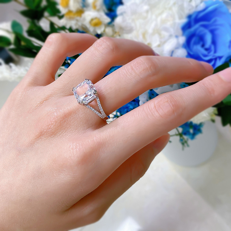 2025 Noble Jewelry Wedding Rings Soild 100% 925 Sterling Silver Cushion Shape 10MM White Designer Moissanite Diamond Party Elegant Women Engagement Ba