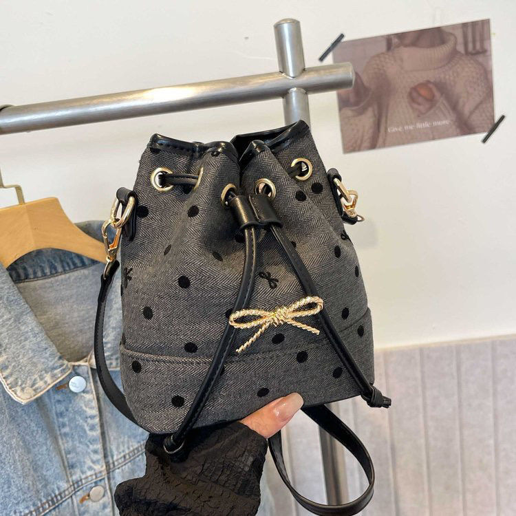 New winter bucket bag fashionable versatile portable high end cross border leisure trend Korean version Instagram autumn niche single shoulder designe