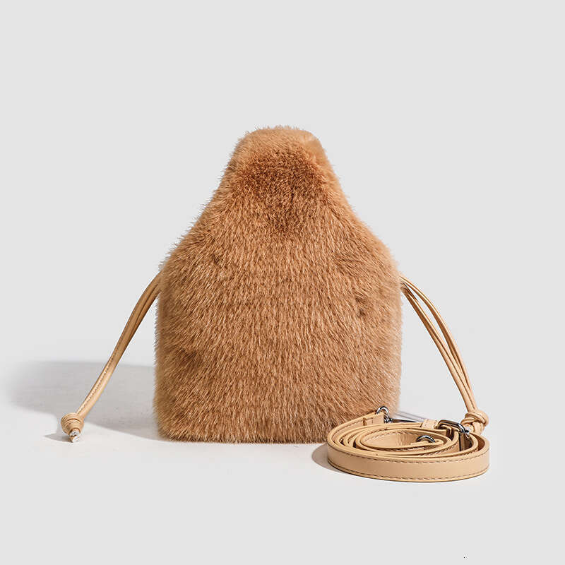 Autumn and winter new fur female niche design, hand-held bucket bag, fashionable handbag, trendy crossbody plush bag