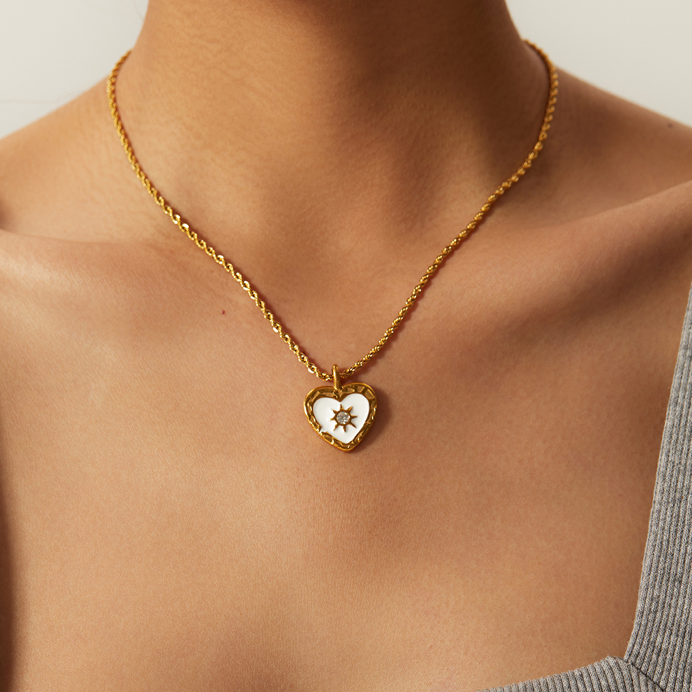 Designer Summer Vintage Fried Dough Twists Chain Heart Shaped Zircon Pendant Necklace for Women Stainless Steel 18k Gold Plated Fashion Party Wedding 