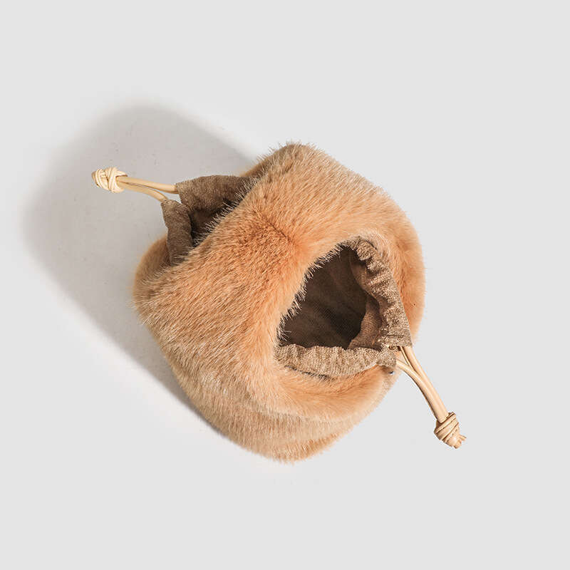 Autumn and winter new fur female niche design, hand-held bucket bag, fashionable handbag, trendy crossbody plush bag