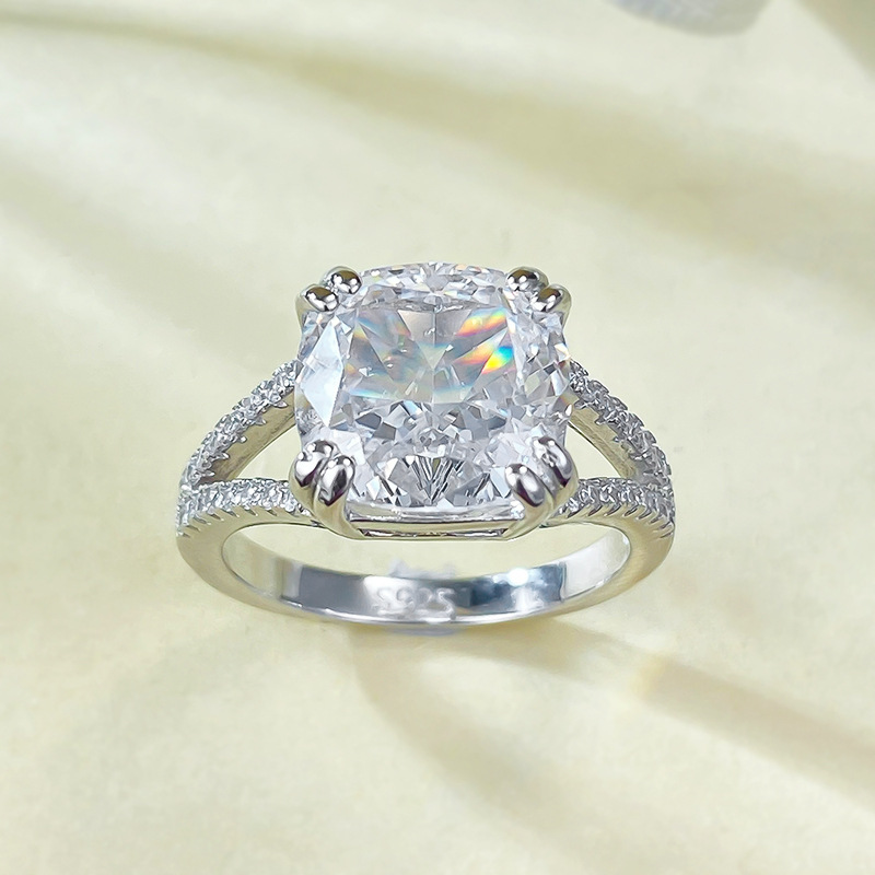 2025 Noble Jewelry Wedding Rings Soild 100% 925 Sterling Silver Cushion Shape 10MM White Designer Moissanite Diamond Party Elegant Women Engagement Ba