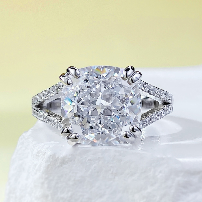 2025 Noble Jewelry Wedding Rings Soild 100% 925 Sterling Silver Cushion Shape 10MM White Designer Moissanite Diamond Party Elegant Women Engagement Ba