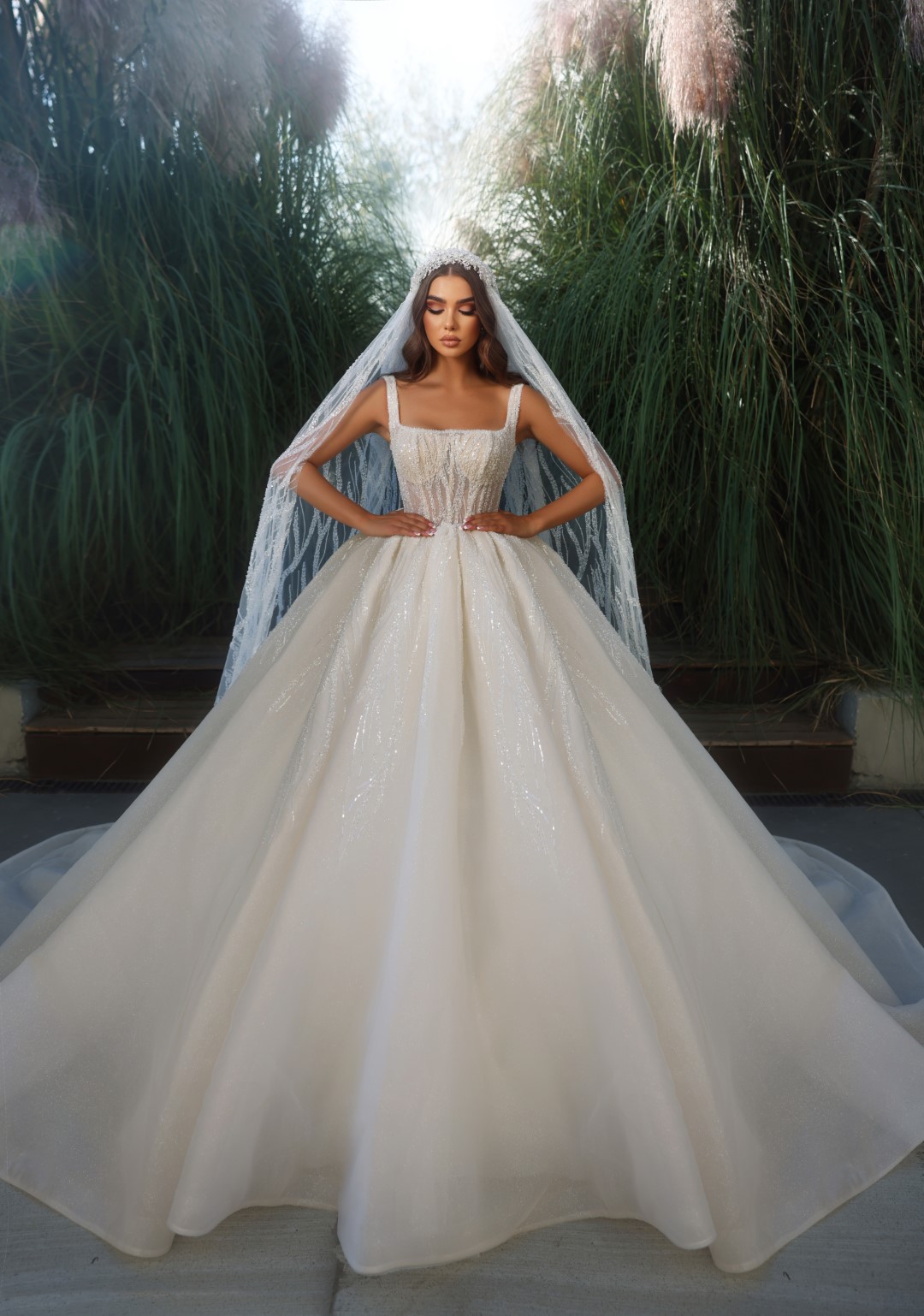 Luxury Shiny Lace Ball Gown Wedding Dress Delicate Beading Appliques Square Collar Bridal Gowns