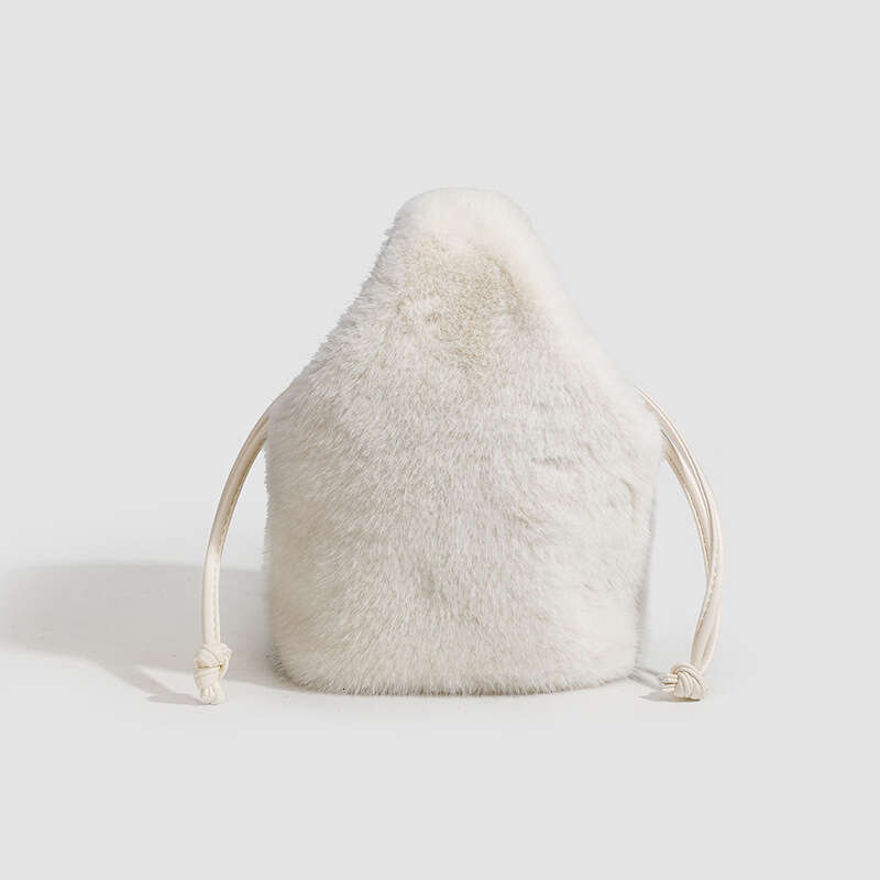 Autumn and winter new fur female niche design, hand-held bucket bag, fashionable handbag, trendy crossbody plush bag