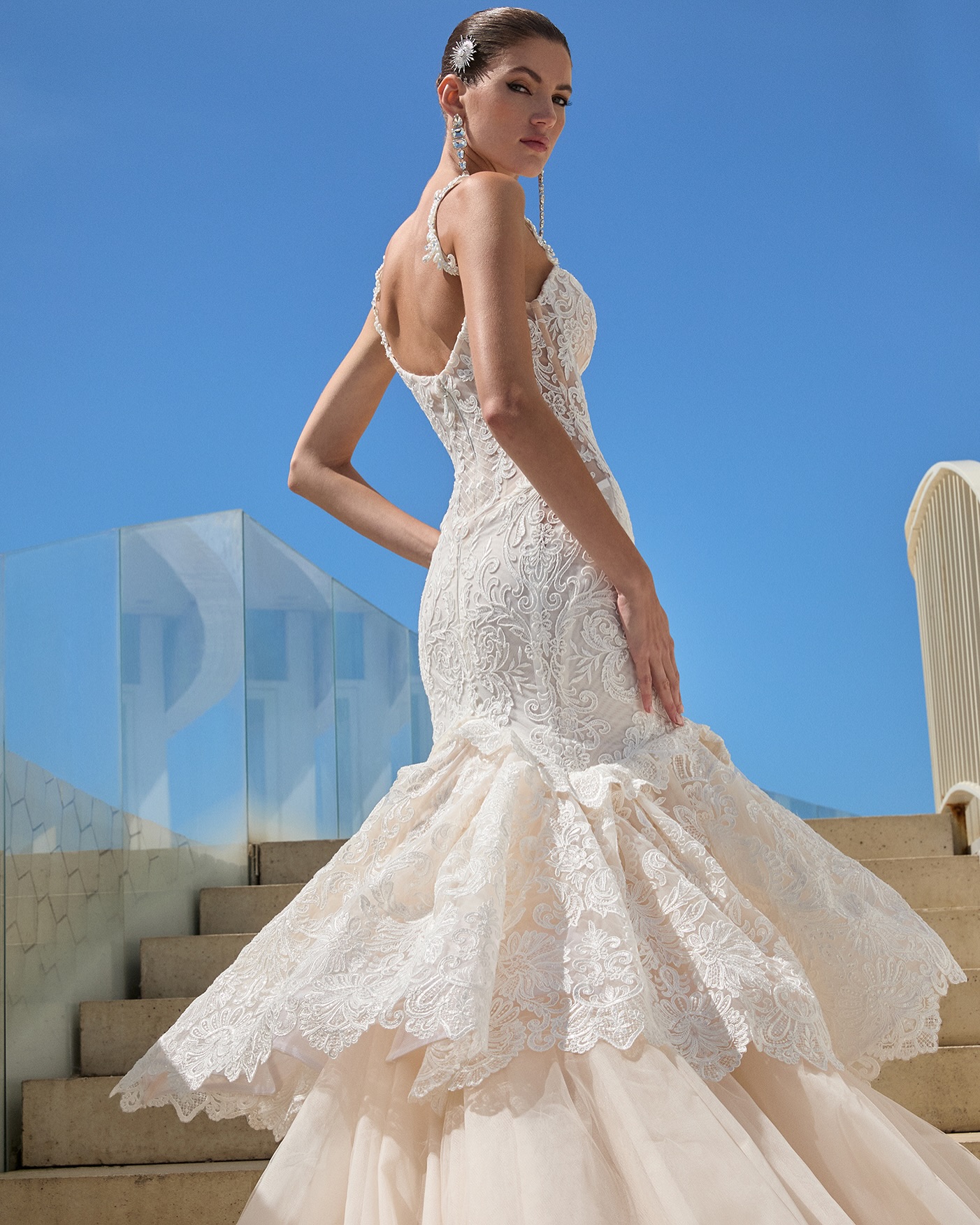 Gorgeous Mermaid Lace Wedding Dresses Appliqued Bridal Gowns Spaghetti Straps Necke Tiered Sweep Train Tulle Vestido De Novia