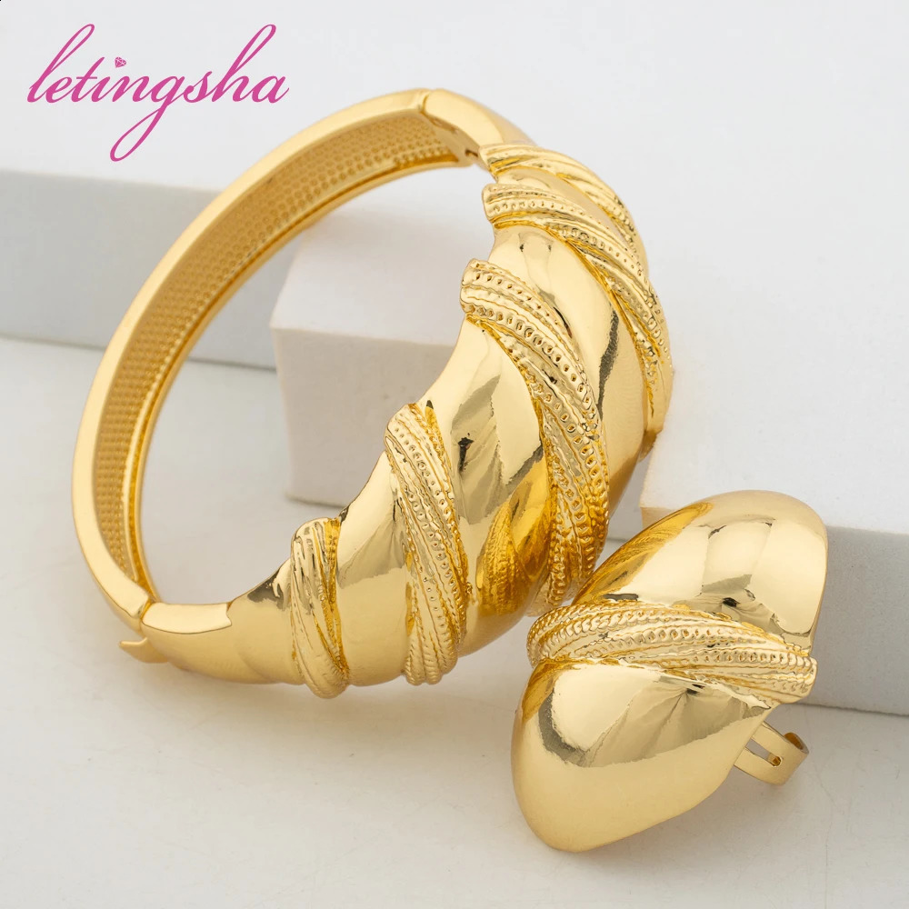 Dubai 18k Gold Plated Jewelry Set for Women Fashion Hoop Earrings African Copper Cuff Bangle Ring Sets Weddings Party Gift 241119