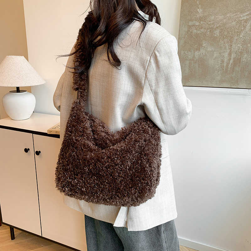 Imitation lamb wool crossbody bag 2024 new fur bag versatile autumn and winter shoulder bag large capacity tote bag plush bag 241120