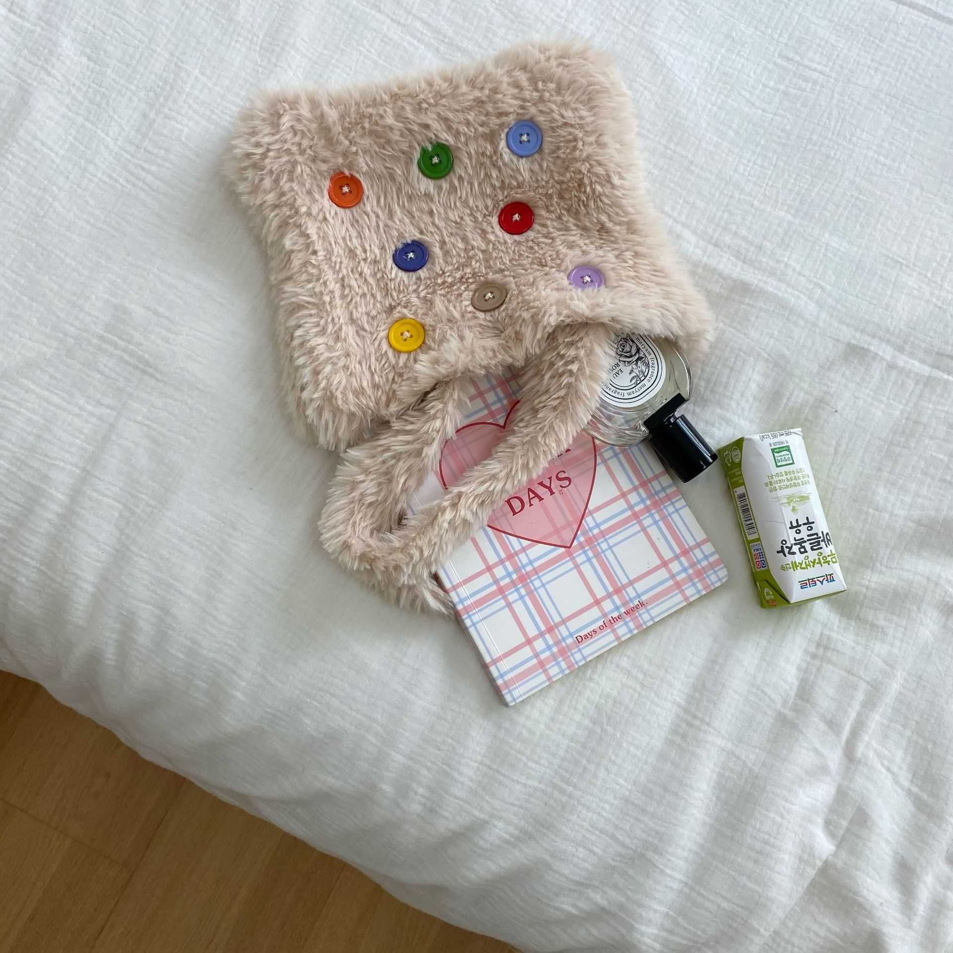 2023 new plush small handbag, female internet celebrity button, niche Korean version, minimalist temperament, hand-held bag 241120