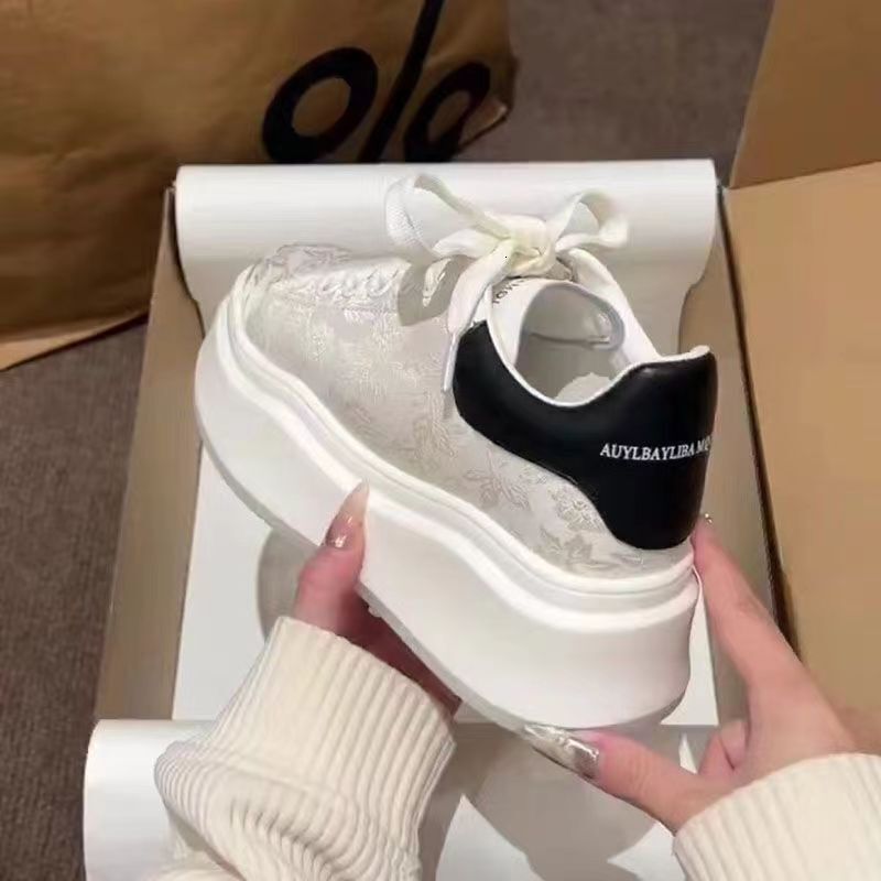 New casual shoes with unique printed soles and embroidered white shoes. New year's multifunctional sponge cake thick soled casual shoes. Designer sports shoes