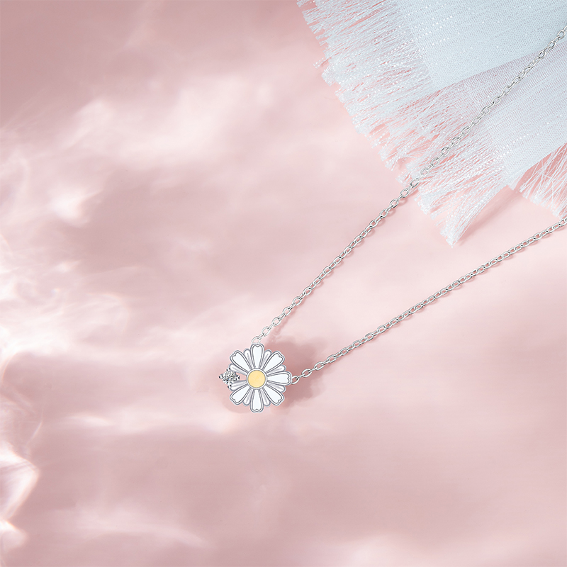 Charming Sparse Elegance Women's Stainless Steel Daisy Pendant Necklace - Minimalist Office Wear