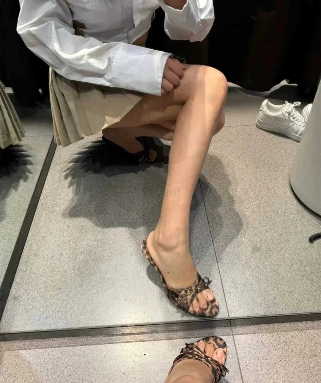 Slippers for wen wearing exquisite summer haute couture with fine straps French style black heel clip toe beach sandals Z250304