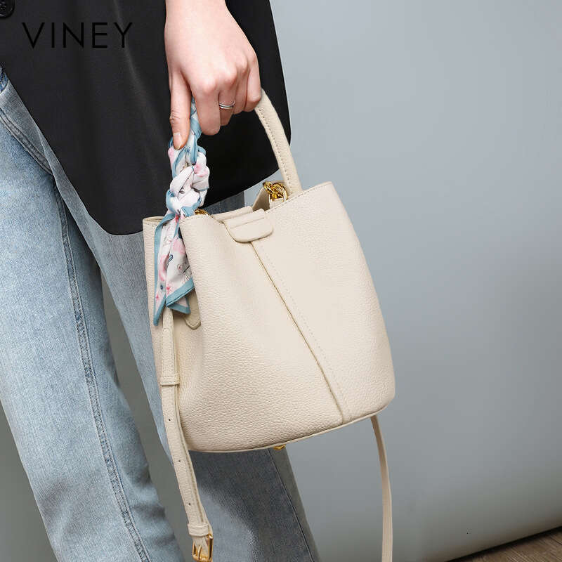 Large capacity bucket 2024 new high-end niche design red bridal wedding women's bag versatile