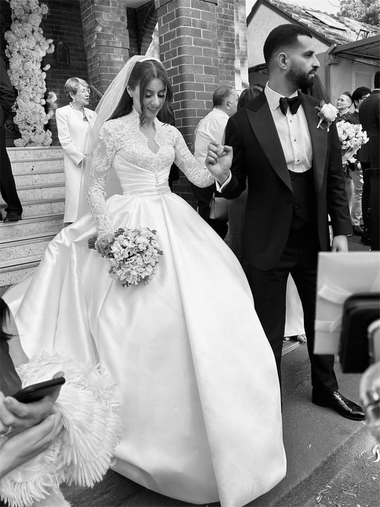 Fabulous Satin Ball Gown Wedding Dresses Lace Neck Long Sleeve Church Wedding Gown Princesas Vestidos De Mariage Puffy Skirt